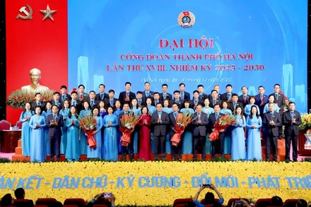 Ra mắt Ban Chấp hành Liên đoàn Lao động thành phố Hà Nội khóa XVIII.
