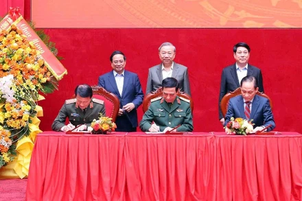 Tổng Bí thư Tô Lâm, Chủ tịch nước Lương Cường, Thủ tướng Chính phủ Phạm Minh Chính chứng kiến lễ ký Quy chế phối hợp.