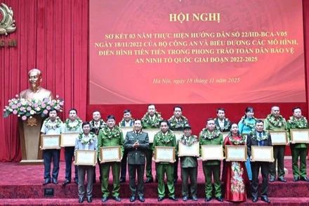 Thứ trưởng Lê Văn Tuyến trao Bằng khen của Bộ Công an tặng các cá nhân điển hình xuất sắc trong phong trào toàn dân bảo vệ an ninh Tổ quốc giai đoạn 2022-2025.