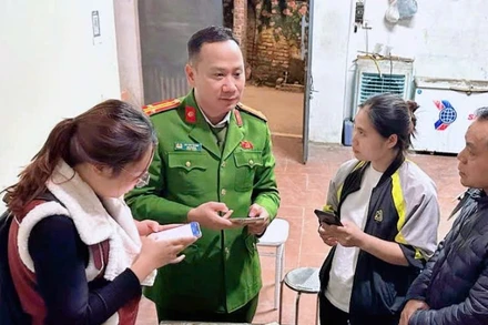 Công an Hà Nội tăng cường hướng dẫn người dân khai báo, làm sạch dữ liệu phương tiện và Giấy phép lái xe.