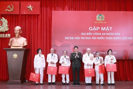 Bộ trưởng Công an Lương Tam Quang trao quà của Bộ Công an tặng đại biểu tại gặp mặt.