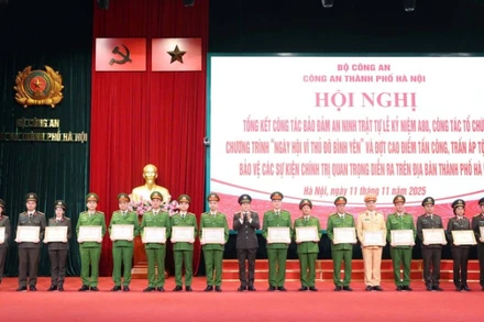 Đại tướng Lương Tam Quang trao Bằng khen của Bộ Công an cho các tập thể, cá nhân có thành tích xuất sắc.