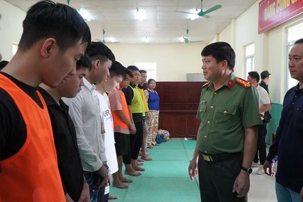 Đại tá Vũ Văn Đấu, Giám đốc Công an tỉnh Điện Biên xét hỏi các đối tượng núp dưới vỏ bọc sàn giao dịch vàng ảo. (Ảnh: THÀNH TRUNG)