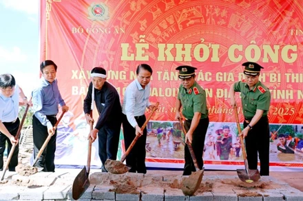 Lãnh đạo tỉnh Ninh Bình và Bộ Công an tiến hành nghi lễ khởi công xây dựng nhà tặng các gia đình bị thiệt hại do bão số 10.