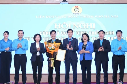 Lãnh đạo Tổng Liên đoàn Lao động Việt Nam, Ủy ban Mặt trận Tổ quốc Việt Nam TP Hà Nội tặng hoa chúc mừng đồng chí Nguyễn Văn Thắng.