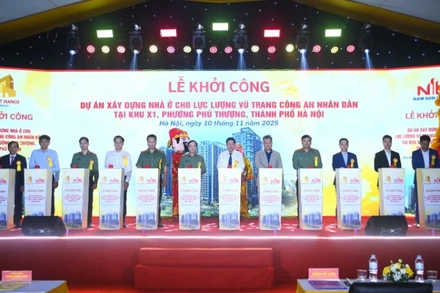 Các đại biểu thực hiện nghi thức khởi công Dự án.