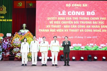 Đại tướng Lương Tam Quang trao Quyết định của Bộ Công an và tặng hoa Ban Giám đốc Học viện Kỹ thuật và Công nghệ an ninh.