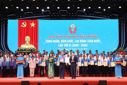 Chủ tịch Công đoàn Điện lực Việt Nam nhận Giấy chứng nhận và biểu trưng Tập thể điển hình tiên tiến xuất sắc tiêu biểu tại Đại hội thi đua yêu nước công nhân, viên chức, lao động toàn quốc lần thứ XI, giai đoạn 2025-2030.