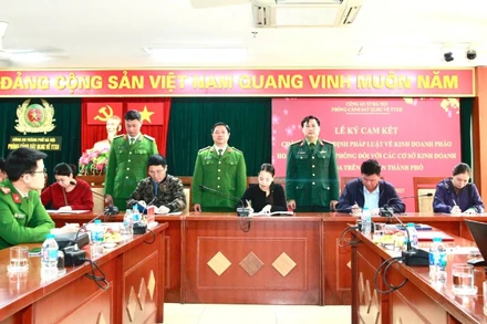 Đại diện cơ sở kinh doanh pháo hoa trên địa bàn Hà Nội ký cam kết với 5 nội dung cụ thể.