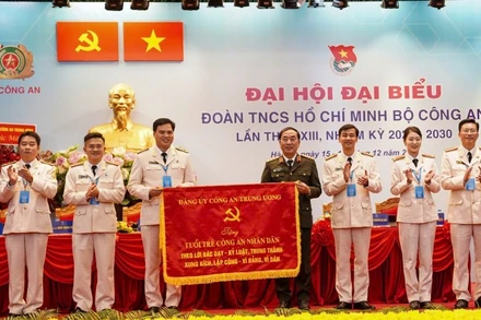 Thứ trưởng Trần Quốc Tỏ trao bức trướng của Đảng ủy Công an Trung ương tặng tuổi trẻ Công an nhân dân.