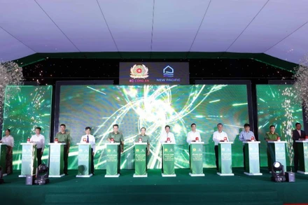 Các đại biểu thực hiện nghi lễ khởi công Dự án.