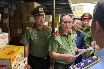 Giám đốc Công an Hà Nội kiểm tra các cơ sở sản xuất kinh doanh tại làng nghề La Phù.