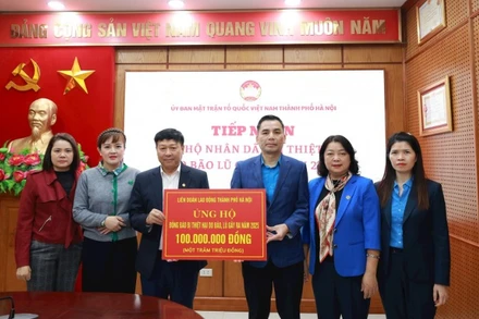 Trao hỗ trợ tại trụ sở Ủy ban Mặt trận Tổ quốc Việt Nam Thành phố Hà Nội.