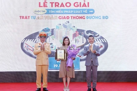 Ban Tổ chức trao giải cho tác giả đạt giải Nhất Cuộc thi "Tìm hiểu pháp luật về trật tự an toàn giao thông đường bộ".