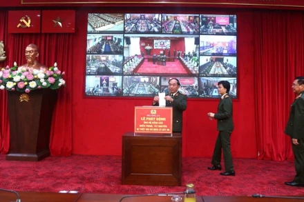 Thượng tướng Trần Quốc Tỏ và các đại biểu ủng hộ đồng bào miền Trung, Tây Nguyên bị ảnh hưởng bởi lũ lụt.