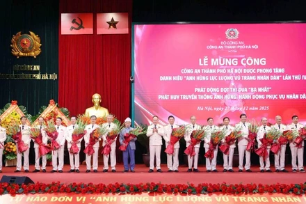 Trung tướng Nguyễn Thanh Tùng, Giám đốc Công an thành phố Hà Nội tặng hoa, tri ân các thế hệ lãnh đạo Công an thành phố qua các thời kỳ.