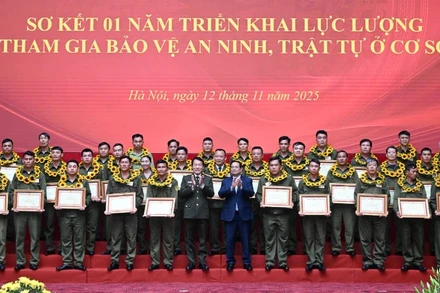 Thủ tướng Chính phủ Phạm Minh Chính và Bộ trưởng Lương Tam Quang đã trao thưởng 70 tập thể, cá nhân có thành tích xuất sắc.