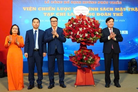 Lãnh đạo Tổng Liên đoàn Lao động Việt Nam tặng hoa chúc mừng Viện Chiến lược và Chính sách Mặt trận.