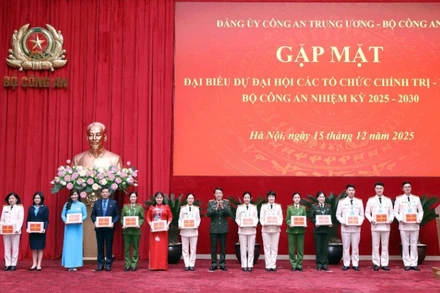 Bộ trưởng Lương Tam Quang tặng quà 15 đại biểu đại diện các đoàn đại biểu dự Đại hội các tổ chức chính trị-xã hội tại buổi gặp mặt. 