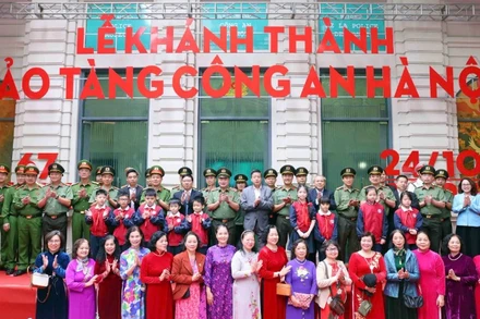 Đại diện lãnh đạo thành phố Hà Nội, đông đảo các tầng lớp nhân dân và học sinh Thủ đô dự lễ khánh thành.