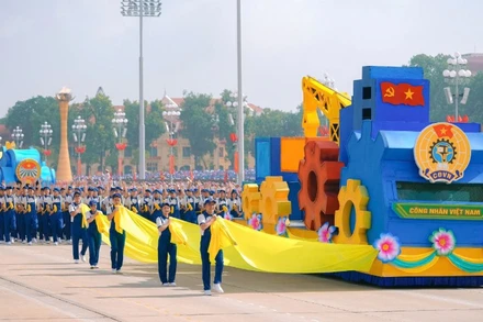 Khối diễu hành Công nhân Việt Nam tại Lễ kỷ niệm 80 năm Cách mạng tháng Tám và Quốc khánh 2/9.