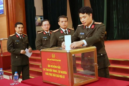 Công an Hà Nội phát động ủng hộ đồng bào miền trung- Tây nguyên bị thiệt hại do mưa lũ.