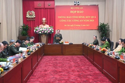 Thượng tướng Trần Quốc Tỏ chủ trì họp báo.