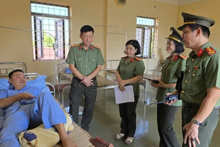 Phó Giám đốc Công an tỉnh Thái Nguyên thăm hỏi, động viên Đại úy Dương Quang Huy.