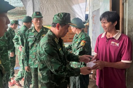 Thiếu tướng Trần Ngọc Hữu, Phó Tư lệnh Bộ đội Biên phòng động viên, tặng quà các gia đình chịu ảnh hưởng nặng nề bởi mưa lũ.