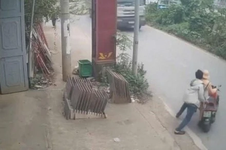 Đối tượng Đặng Từ Thịnh đẩy chiến sĩ Cảnh sát giao thông lao ra trước đầu ô-tô tải đang đi đến. (Ảnh chụp màn hình)