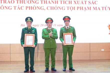 Thứ trưởng Nguyễn Văn Long trao Thư khen của Thủ tướng Chính phủ cho Cục Cảnh sát điều tra tội phạm về ma túy, Bộ Công an; Cục Phòng, chống ma túy và tội phạm, Bộ đội Biên phòng.