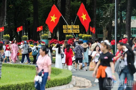 Người dân Thành phố Hồ Chí Minh rộn ràng đón tết Độc Lập 