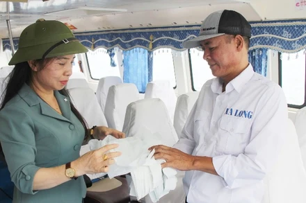 Du khách đổi túi ni lông dùng 1 lần bằng các túi sinh học an toàn tại cảng tàu khách khi ra đảo Cô Tô.