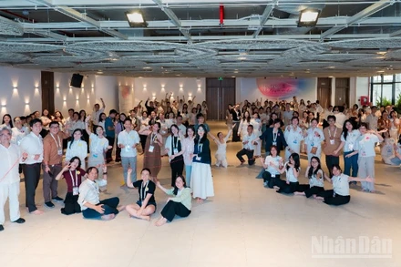 Các bạn trẻ đang cùng nhau thực hành việc kết nối và sẻ chia. 