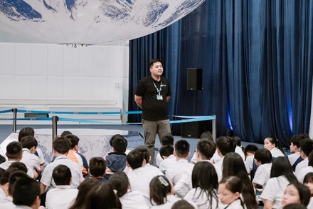 Học sinh tham quan, trải nghiệm tác phẩm nghệ thuật "Gaia” - địa cầu khổng lồ của nghệ sĩ Luke Jerram.