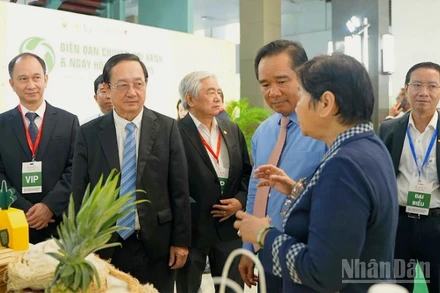 Các đại biểu tham dự Diễn đàn.