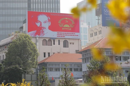 Thành phố Hồ Chí Minh rực rỡ cờ hoa trước ngày hội non sông.