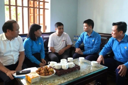 Đoàn công tác thăm công nhân Vũ Khắc Dũng, Công ty TNHH LihitLab.