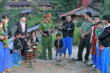 Lực lượng Công an tuyên truyền, nâng cao nhận thức cho người dân vùng sâu, vùng xa về thủ đoạn của tội phạm mua, bán người. (Ảnh: Bộ Công an)