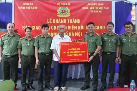 Công an TP. Hà Nội trao tặng nhà cho hội viên Hội Cựu Công an nhân dân Dương Văn Mạnh.