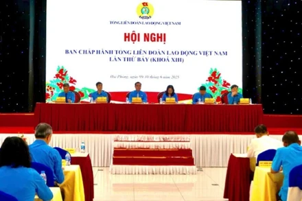 Đoàn Chủ tịch điều hành hội nghị.