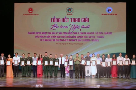 Ban tổ chức trao Huy chương vàng cho các cá nhân.