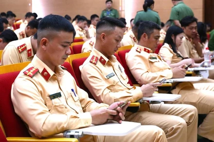 Cán bộ, chiến sĩ Công an thành phố Hà Nội tham gia kỳ thi kết thúc khóa học trực tuyến đào tạo kỹ năng số, chuyển đổi số và ứng dụng trí tuệ nhân tạo thông qua nền tảng "Bình dân học vụ số".