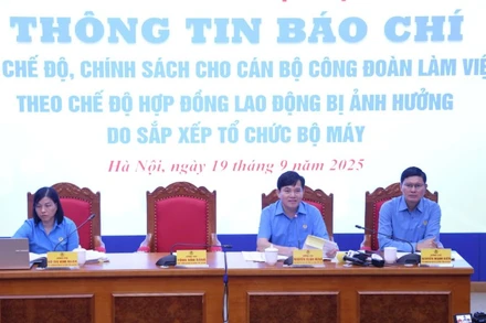 Các đồng chí điều hành cuộc họp thông tin báo chí.