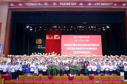 Lễ Công bố Quyết định của Bộ trưởng Công an và Giám đốc Công an thành phố Hà Nội về tổ chức cán bộ theo Nghị quyết của Ủy ban Thường vụ Quốc hội về sắp xếp đơn vị hành chính cấp xã.