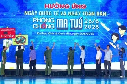 Các đại biểu tiến hành nghi thức phát động hưởng ứng Tháng hành động phòng, chống ma túy.