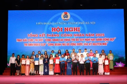 Phó Chủ tịch Thường trực Tổng Liên đoàn Lao động Việt Nam Thái Thu Xương và Chủ tịch Liên đoàn Lao động thành phố Hà Nội trao giải cuộc thi viết “Công nhân lao động Thủ đô-Suy nghĩ hay, hành động đẹp”.