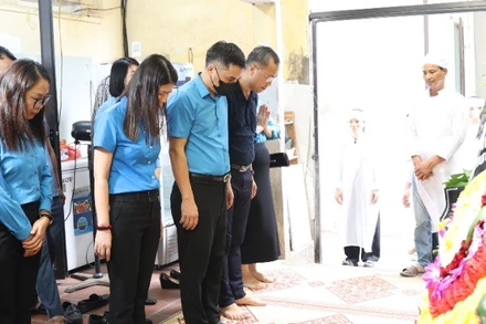 Đoàn công tác của Liên đoàn Lao động Thành phố Hà Nội đặt vòng hoa kính viếng, thắp hương, mặc niệm các đoàn viên gặp nạn.