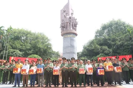 Đoàn Công tác Công an thành phố Hà Nội tặng quà các gia đình chính sách xã Minh Thanh.