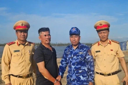 Đối tượng P.V.Q (áo đen) bị lực lượng chức năng bắt giữ.